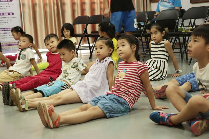 金沛小學(xué)員在認(rèn)真聽(tīng)教員講解