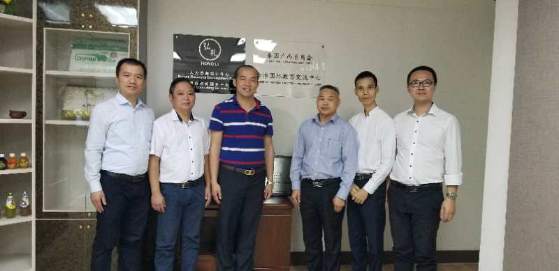 國際部合伙人黃文超（左一），林健偉（左二）國際部總監(jiān)吳琪（右一）執(zhí)行董事粟宥朝（左三），泰國廣西總商會副主席劉漢政（右二），泰國華人青年商會會長助理黃志乾(右三)