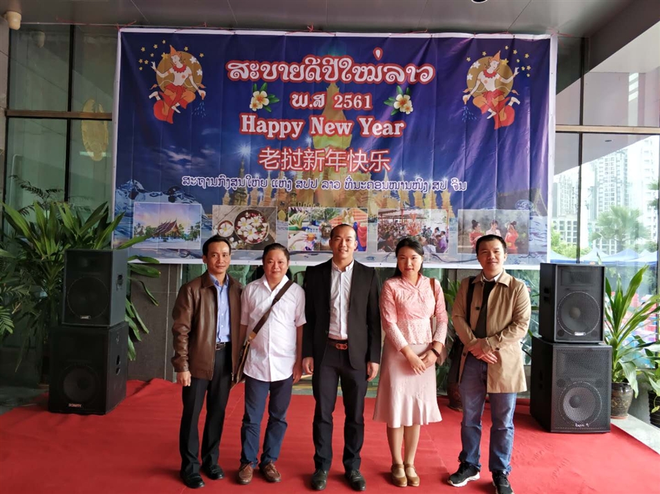 廣西金沛教育團(tuán)隊在老撾駐南寧總領(lǐng)事館合影留念