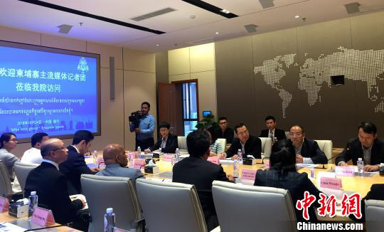 柬埔寨主流媒體采訪團在廣西大學(xué)與師生交流。