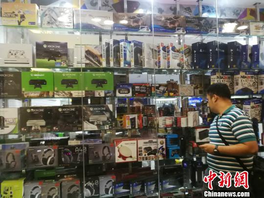 菲律賓統(tǒng)計局(Philippine Statistics Authority)5日發(fā)布10月份全國勞動力調查報告顯示，2018年10月就業(yè)不足率降至13.3%，而2017年10月為15.9%。圖為馬尼拉馬卡蒂一商場，貨品充足，青年人消費暢旺。 關向東 攝