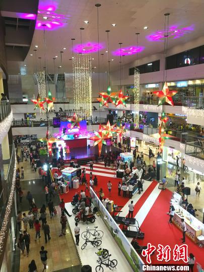 圖為馬尼拉馬卡蒂一商場，開始歲末大促銷，青年人消費暢旺。 關向東 攝