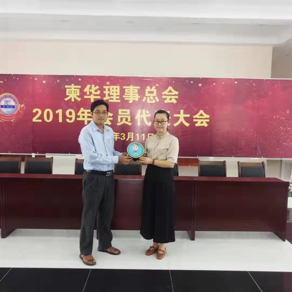 與柬華理事總會(huì)鐘耀輝秘書長(zhǎng)合影，并交換了紀(jì)念品