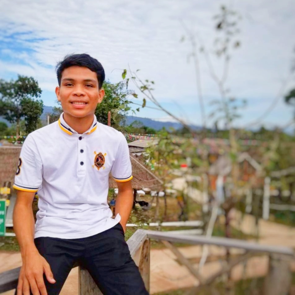 何冀南，柬埔寨人 老撾國(guó)立大學(xué)建筑學(xué)院城市規(guī)劃專業(yè)